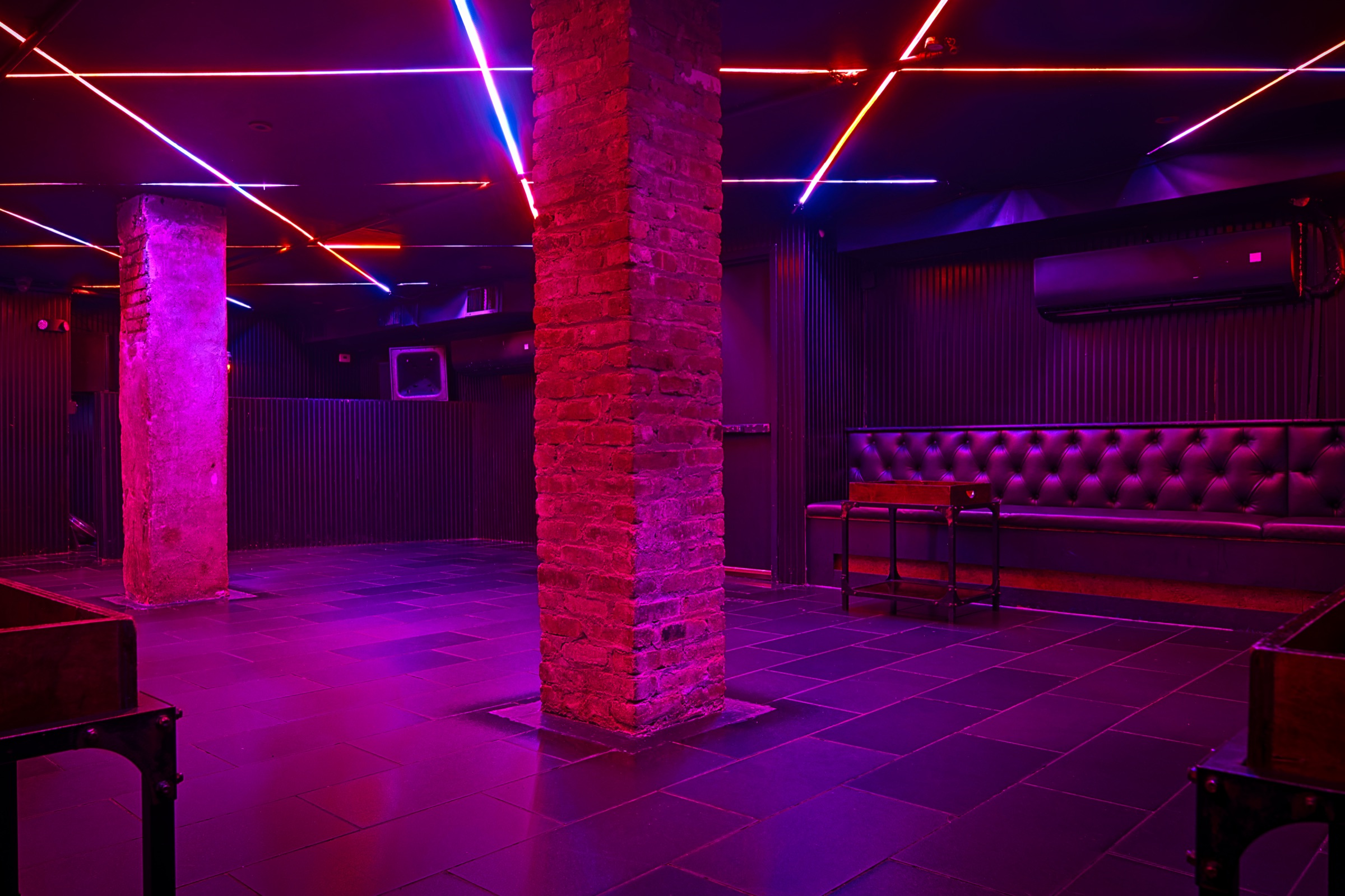 Sistem booths and columns